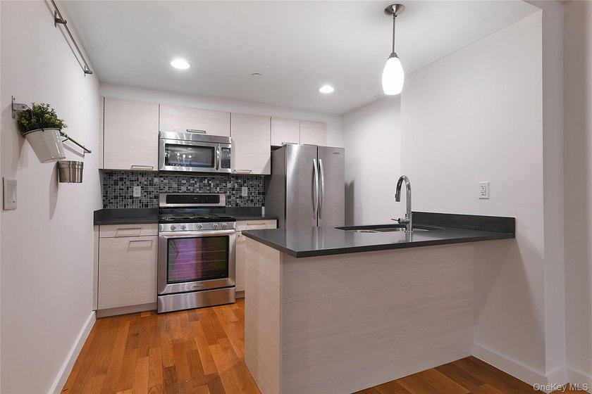 Bright and spacious 1-bedroom condo with private outdoor space - photo 11