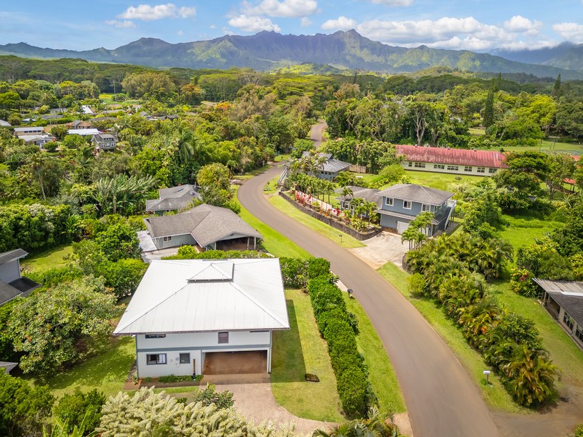 Nestled in the heart of Kilauea, this thoughtfully designed and - photo 4