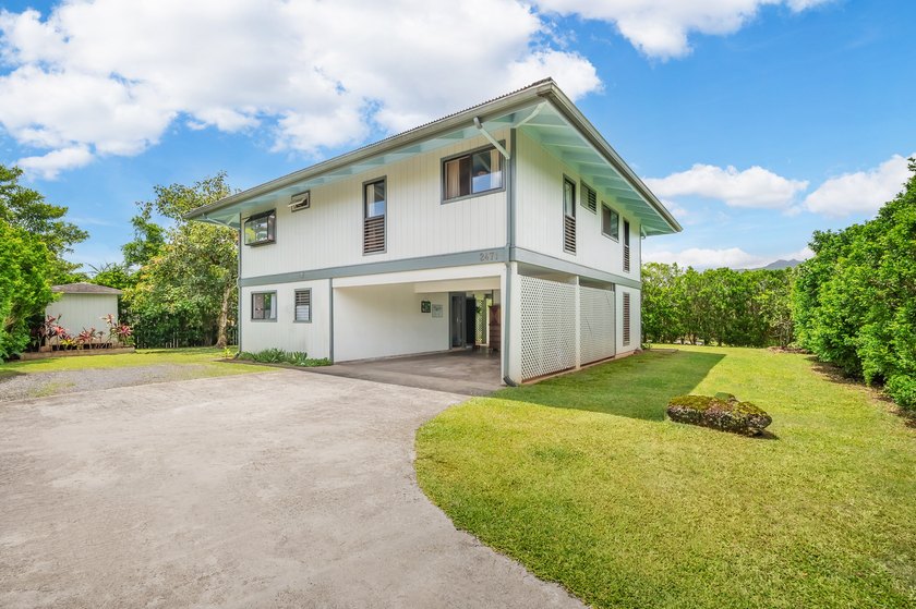 Nestled in the heart of Kilauea, this thoughtfully designed and - photo 5