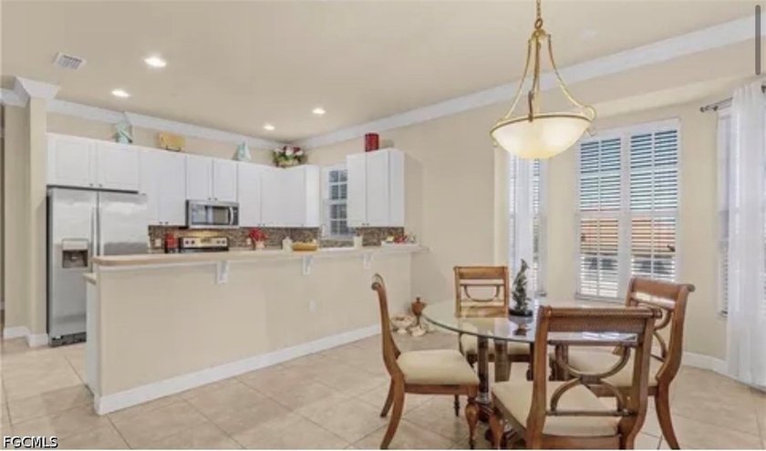 Rare waterfront, corner luxury end-unit in the highly coveted - photo 2