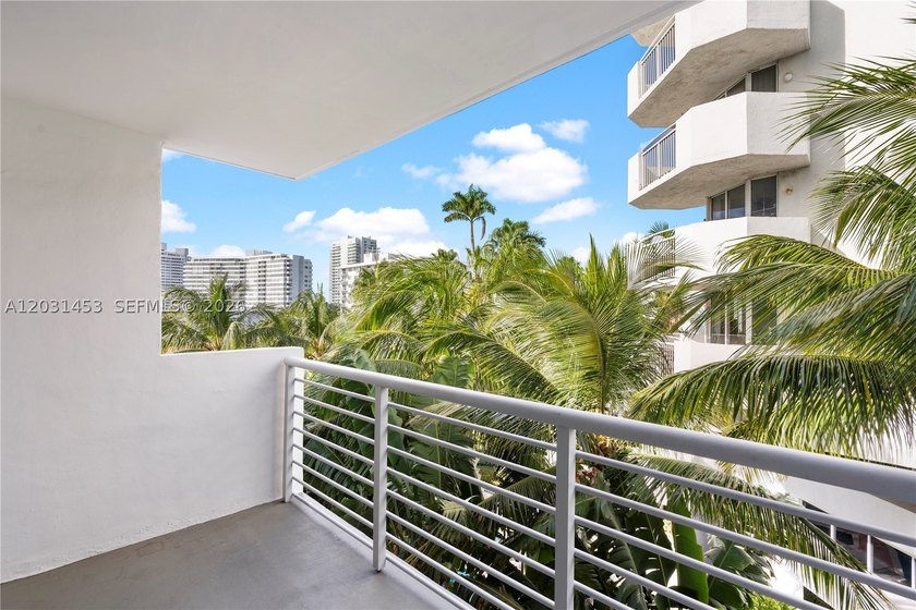 A South Beach condo that checks all the boxes. This 700 sq ft, 1 - photo 2