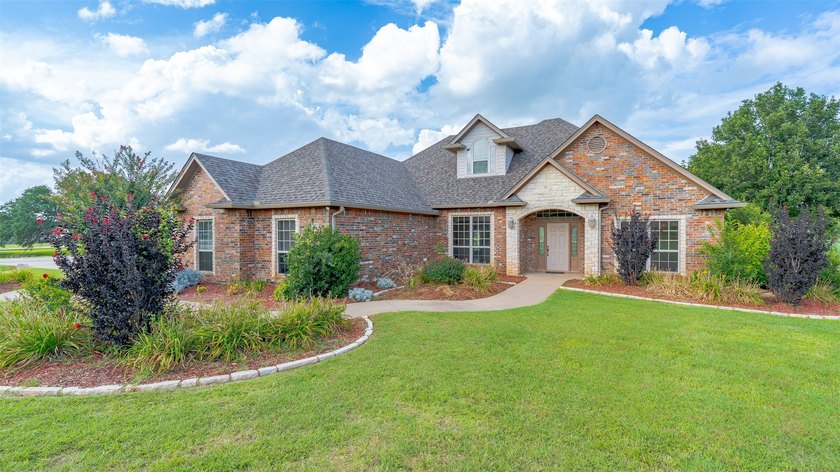 Beautifully maintained brick home with cut stone accents. Easy - photo 2
