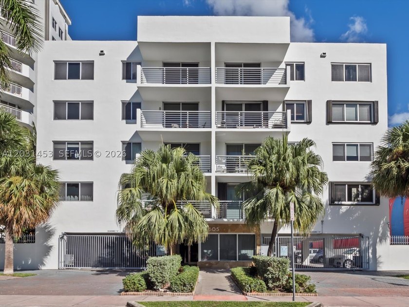 A South Beach condo that checks all the boxes. This 700 sq ft, 1 - photo 3