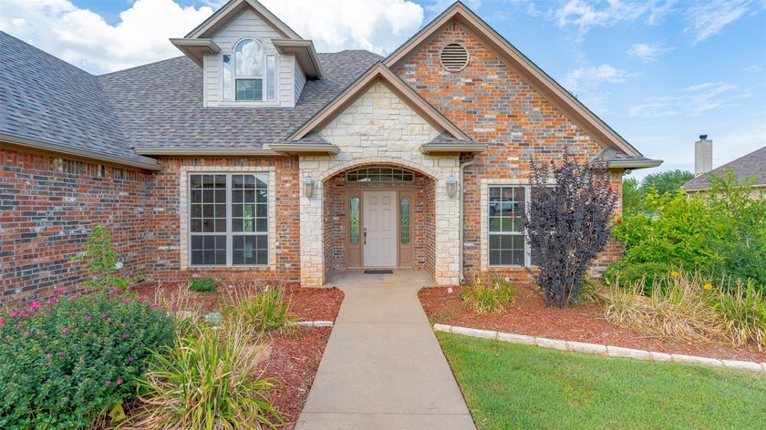 Beautifully maintained brick home with cut stone accents. Easy - photo 3