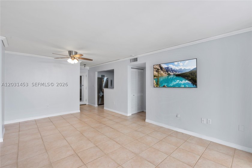 A South Beach condo that checks all the boxes. This 700 sq ft, 1 - photo 4