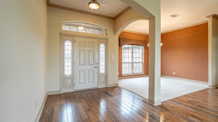 Beautifully maintained brick home with cut stone accents. Easy - photo 4