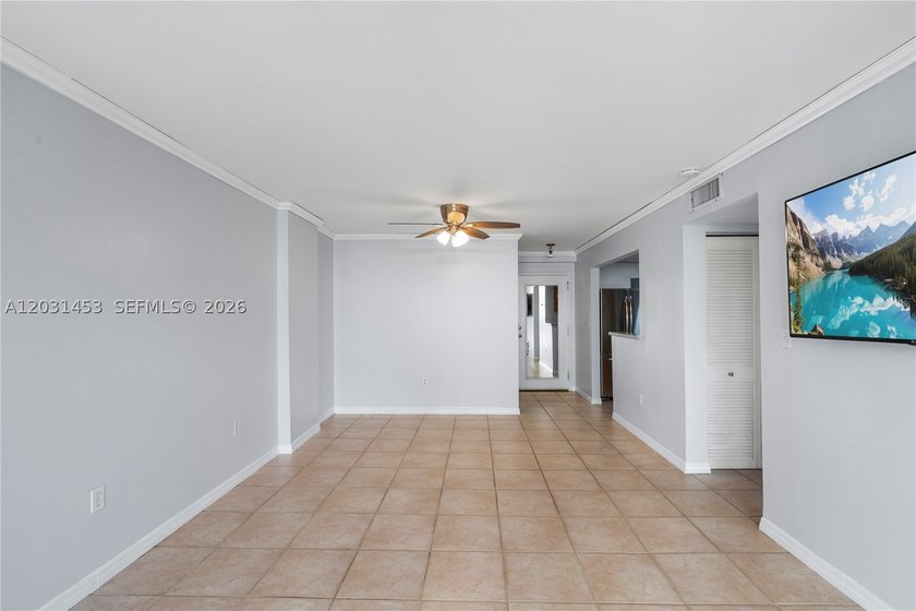 A South Beach condo that checks all the boxes. This 700 sq ft, 1 - photo 5