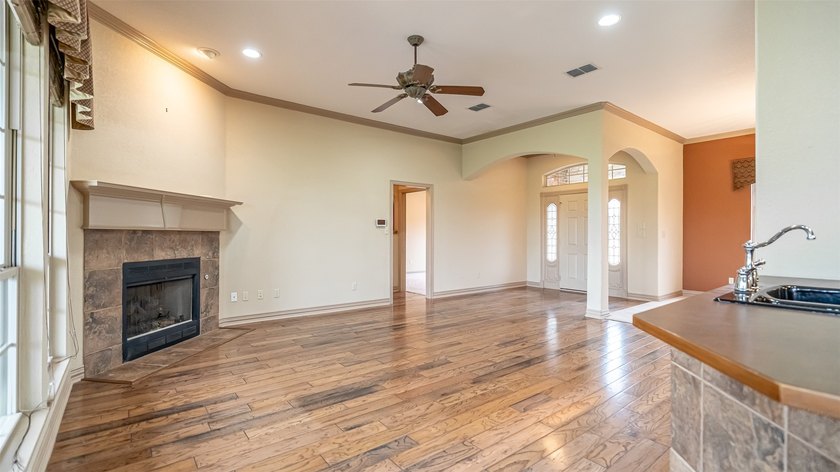 Beautifully maintained brick home with cut stone accents. Easy - photo 5