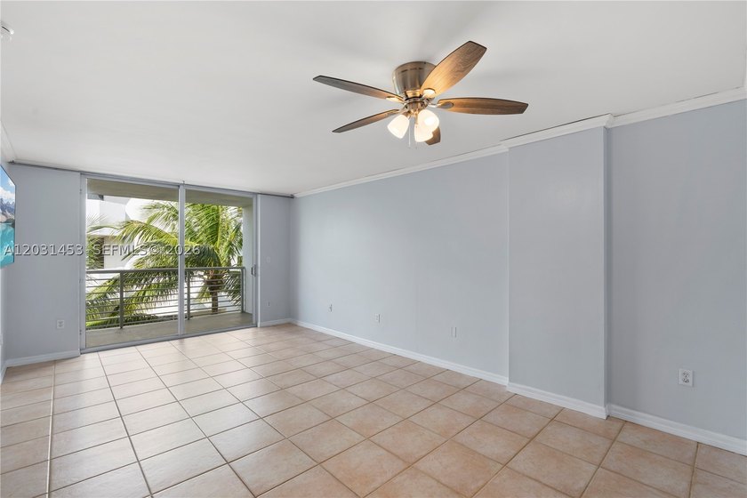 A South Beach condo that checks all the boxes. This 700 sq ft, 1 - photo 7