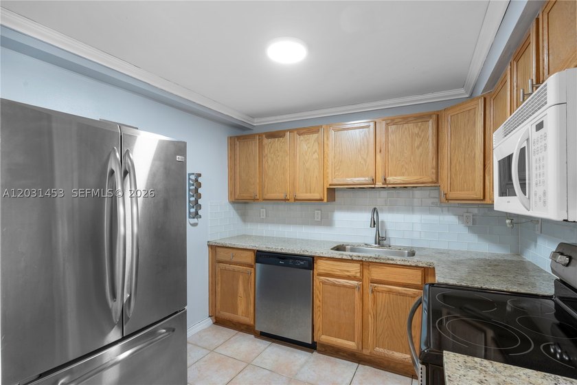 A South Beach condo that checks all the boxes. This 700 sq ft, 1 - photo 8