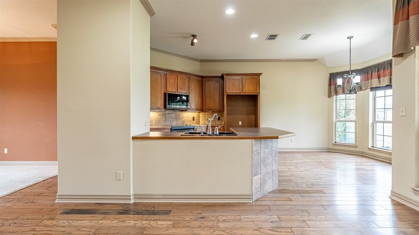 Beautifully maintained brick home with cut stone accents. Easy - photo 8