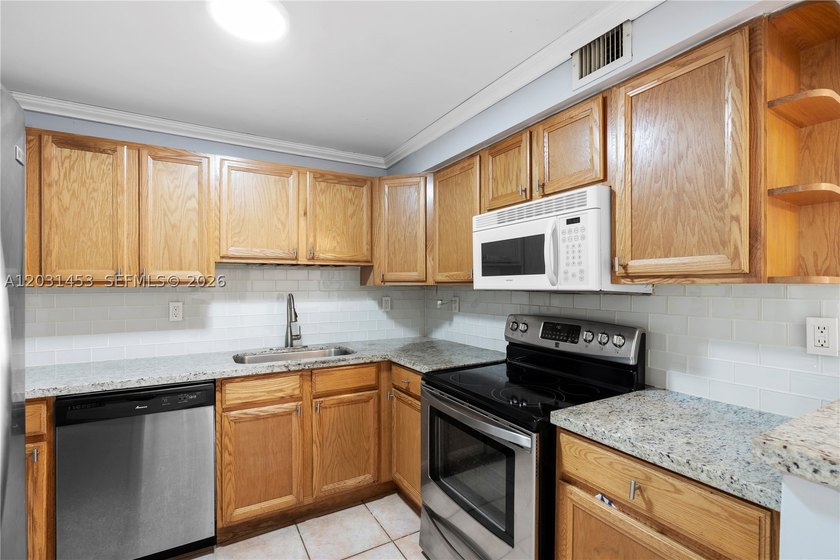A South Beach condo that checks all the boxes. This 700 sq ft, 1 - photo 9