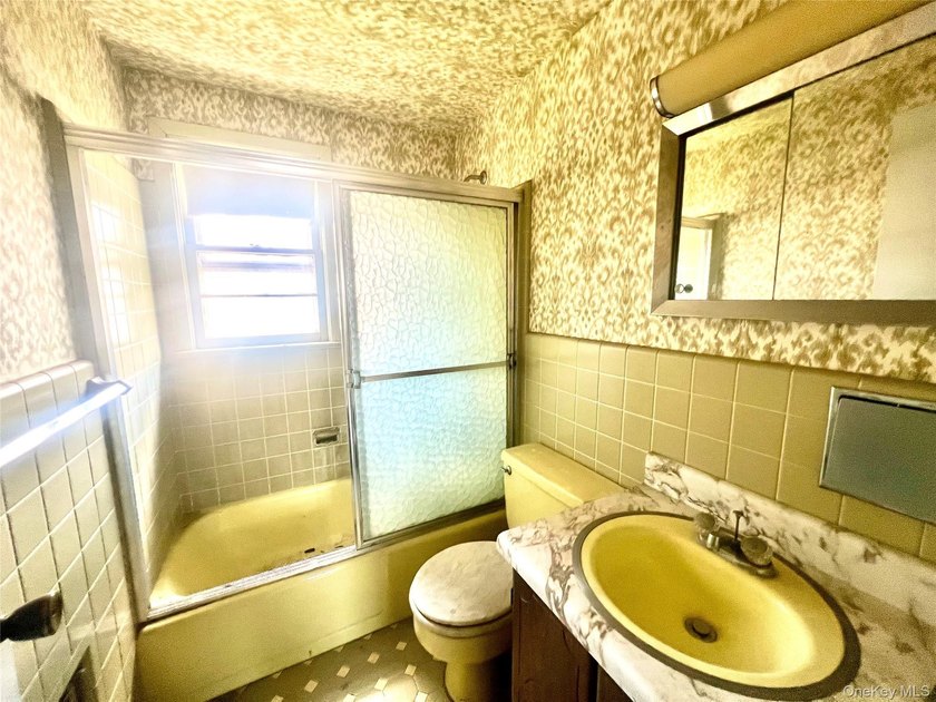 Cape-style home set on a 65x100 lot, offering 3 bedrooms and 2 - photo 11