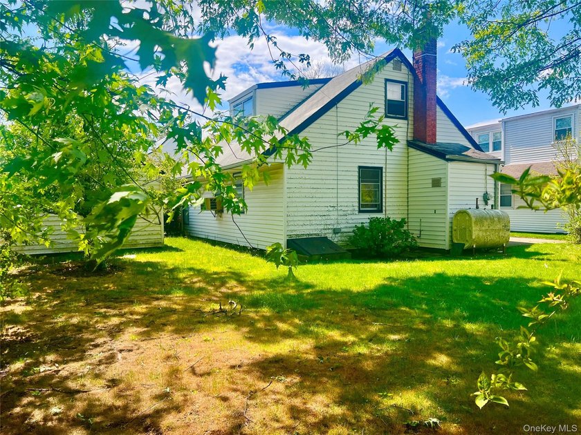 Cape-style home set on a 65x100 lot, offering 3 bedrooms and 2 - photo 13