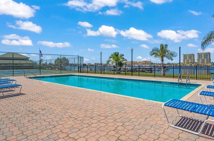 HUGE PRICE IMPROVEMENT! 40FT BOAT SLIP INCLUDED w/NEW 20,000 lb - photo 3