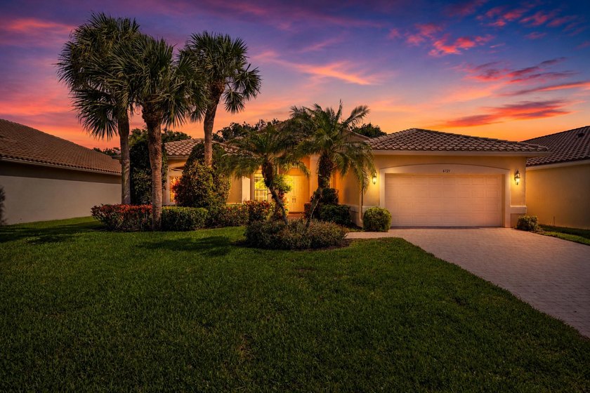 Lake views and sun-filled interiors create a warm, inviting - photo 2