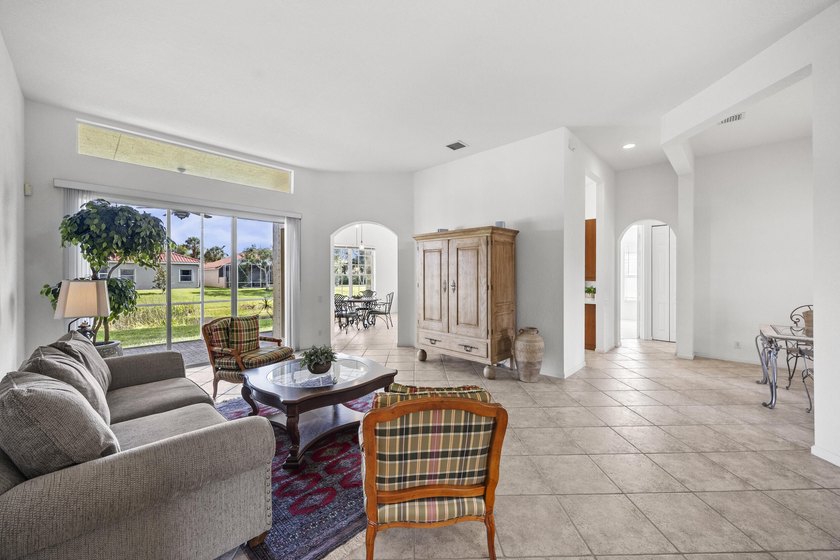 Lake views and sun-filled interiors create a warm, inviting - photo 4