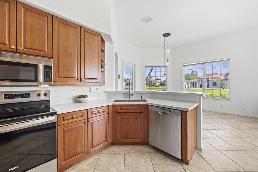 Lake views and sun-filled interiors create a warm, inviting - photo 9