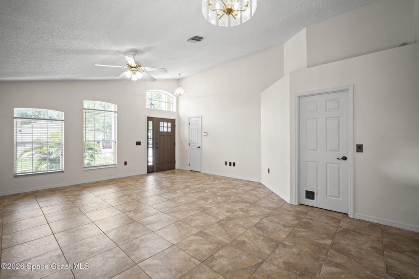 Pool Home + Cul-de-Sac + Oversized Lot! Welcome to this well - photo 11