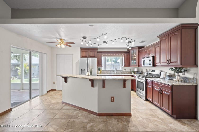 Pool Home + Cul-de-Sac + Oversized Lot! Welcome to this well - photo 13