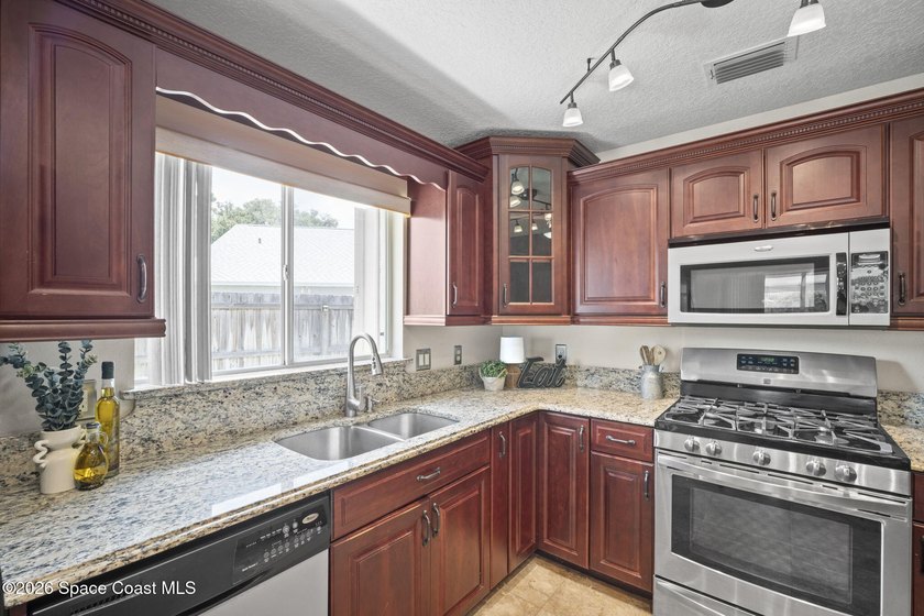 Pool Home + Cul-de-Sac + Oversized Lot! Welcome to this well - photo 15