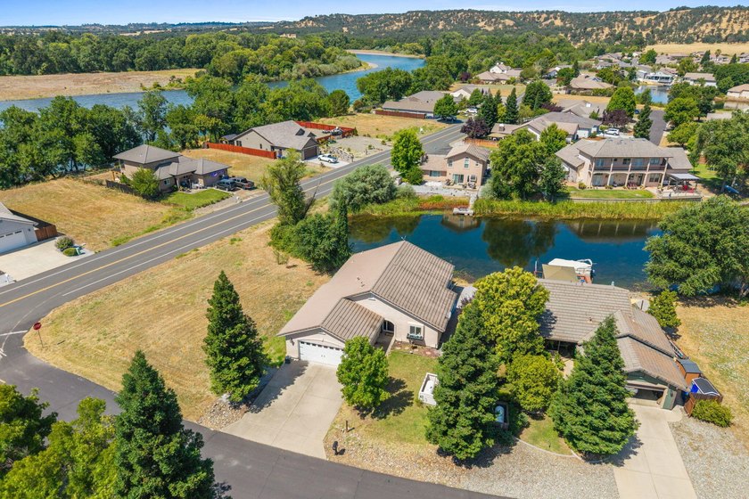 Enjoy waterfront living in the gated community of Lake - photo 40