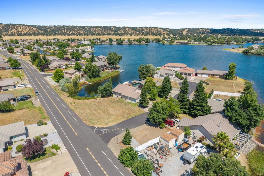 Enjoy waterfront living in the gated community of Lake - photo 42
