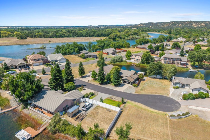 Enjoy waterfront living in the gated community of Lake - photo 43