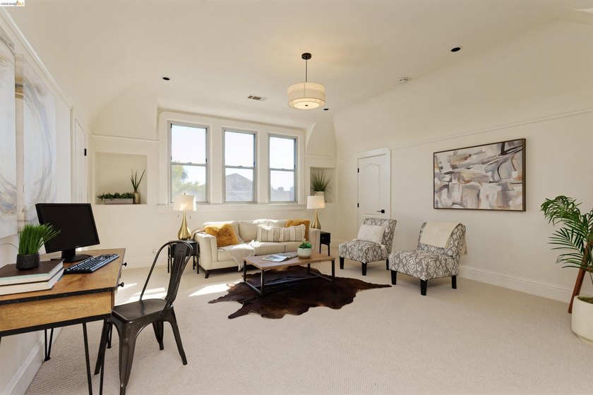 ?? PROPERTY UPDATE: Now features a newly vacant unit! ?? 1033 - photo 4