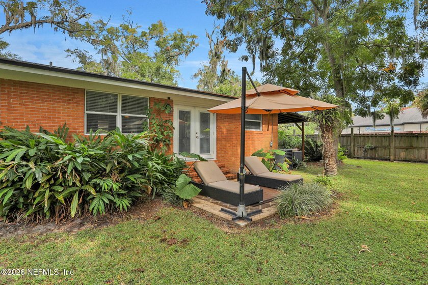 Corner Lot brick home with a circular driveway. BRAND NEW Roof - photo 29