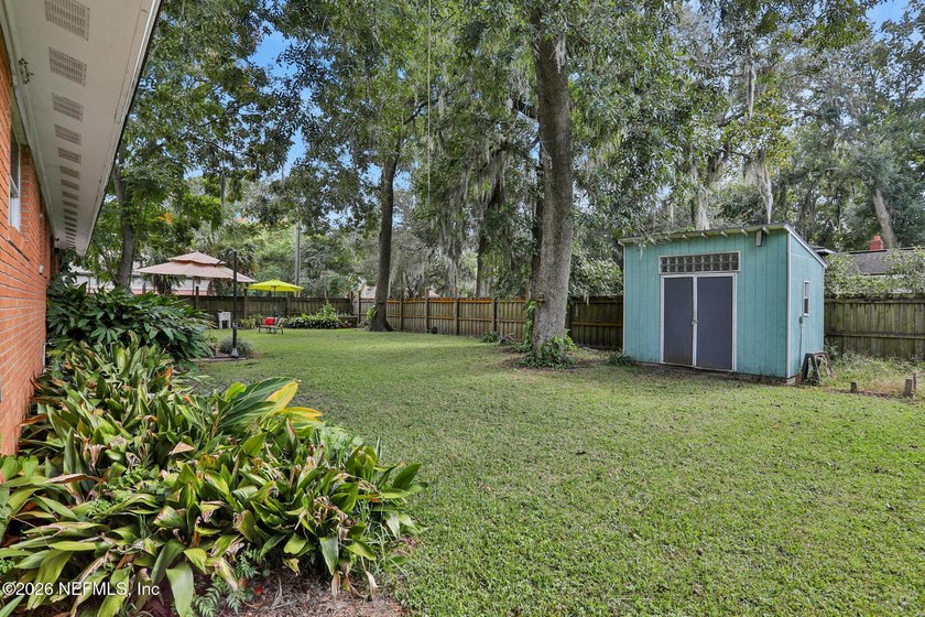 Corner Lot brick home with a circular driveway. BRAND NEW Roof - photo 30