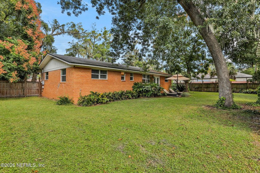 Corner Lot brick home with a circular driveway. BRAND NEW Roof - photo 31