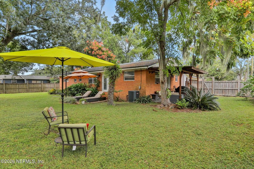Corner Lot brick home with a circular driveway. BRAND NEW Roof - photo 33