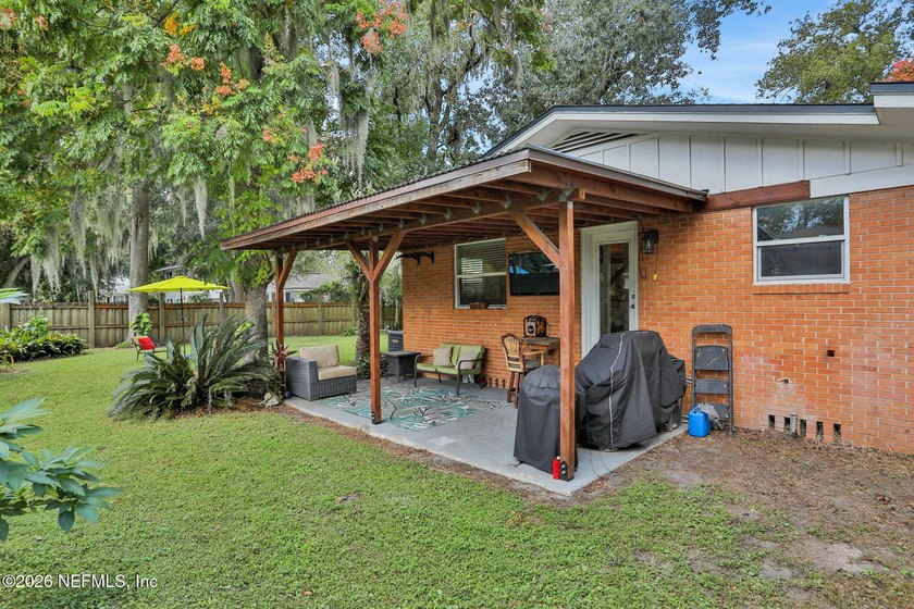 Corner Lot brick home with a circular driveway. BRAND NEW Roof - photo 34