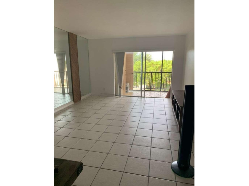 Welcome to this charming 1-bedroom, 1-bath condo offering the - photo 4