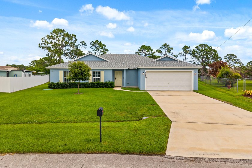 Newer construction without the wait! This 2022 build is move in - photo 3