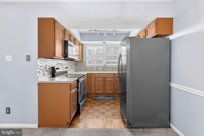 Welcome to this beautifully maintained 2-bedroom, 2-bath condo - photo 11