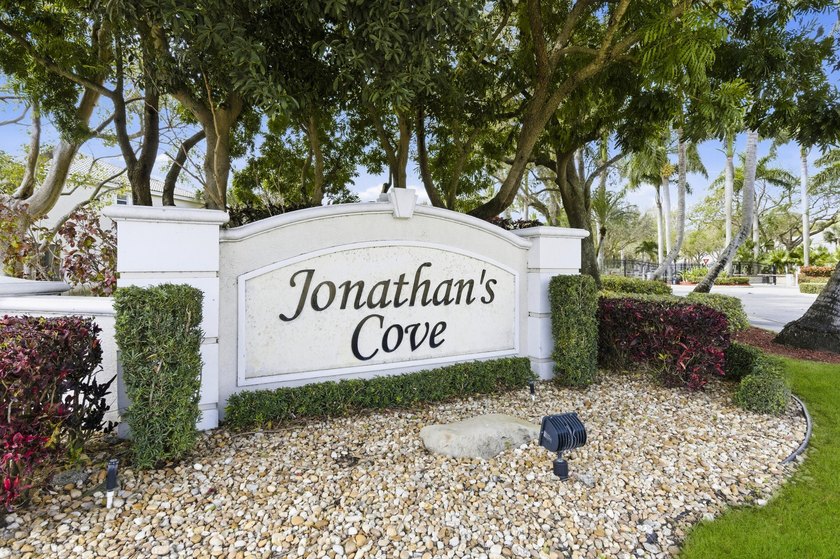 Beautiful two-story corner townhouse offering two bedrooms and - photo 28