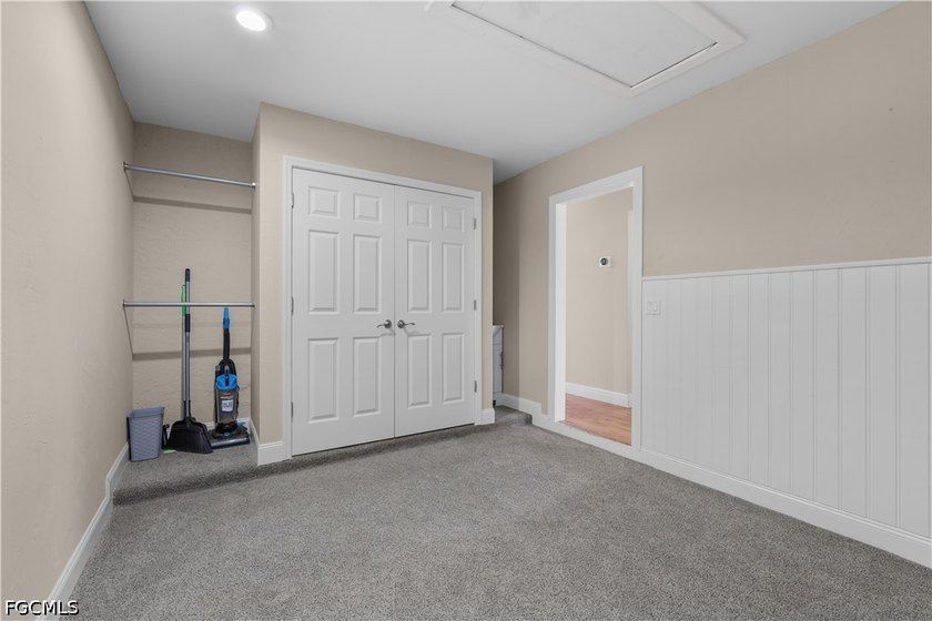 Step into a beautifully updated 3 bedroom plus den/flex room, 2 - photo 33