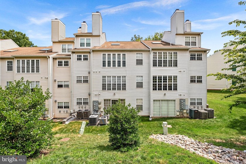 Welcome to this beautifully maintained 2-bedroom, 2-bath condo - photo 33