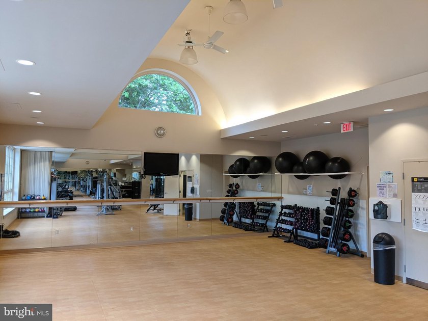 Welcome to this beautifully maintained 2-bedroom, 2-bath condo - photo 45