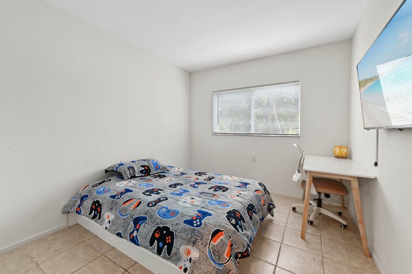 Welcome to this inviting second-floor condo in West Palm Beach - photo 4