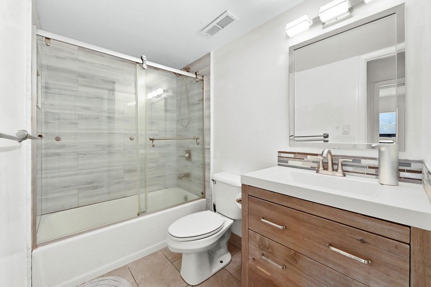 Welcome to this inviting second-floor condo in West Palm Beach - photo 5
