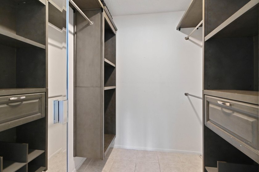Welcome to this inviting second-floor condo in West Palm Beach - photo 6