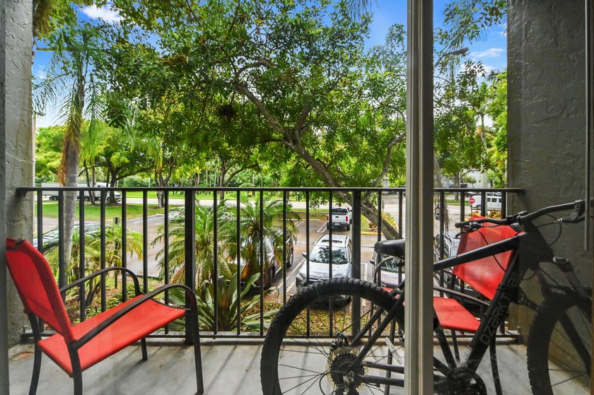 Welcome to this inviting second-floor condo in West Palm Beach - photo 10