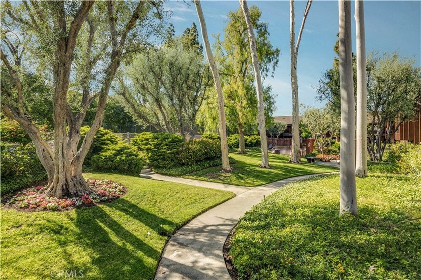 This coveted 1590 sqft *Shasta* model is an END UNIT offering 2 - photo 31