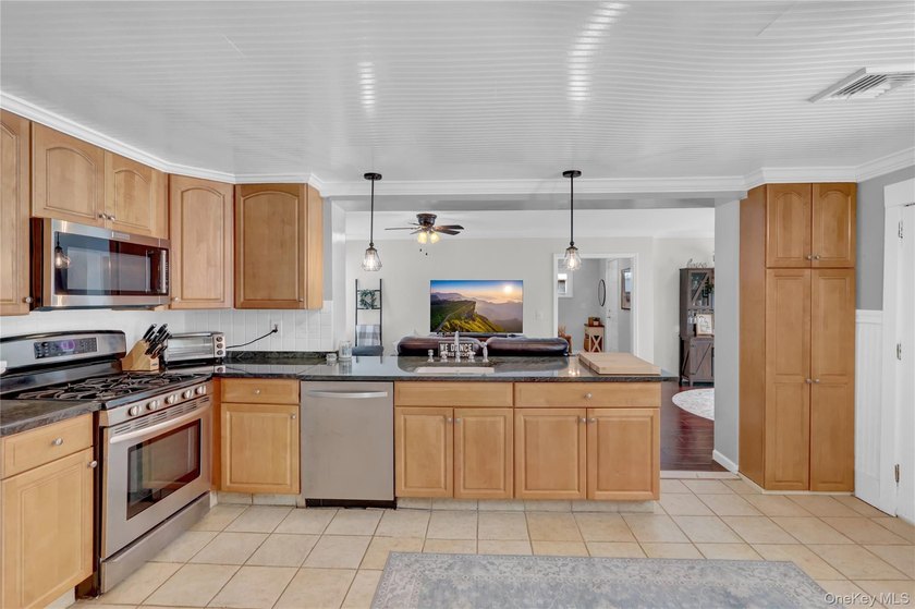 Welcome to this charming and beautifully maintained Colonial - photo 16