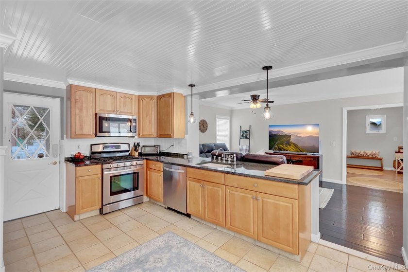Welcome to this charming and beautifully maintained Colonial - photo 17