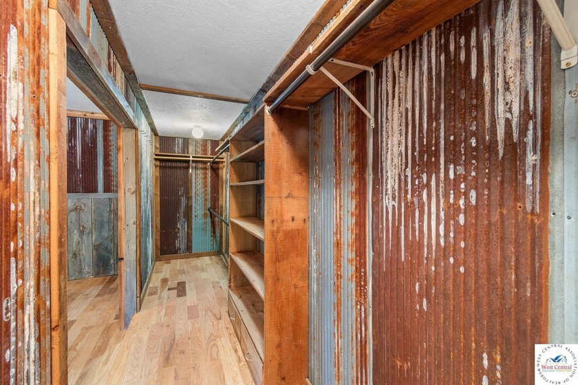 Experience the rustic charm of this log-sided home with stunning - photo 18