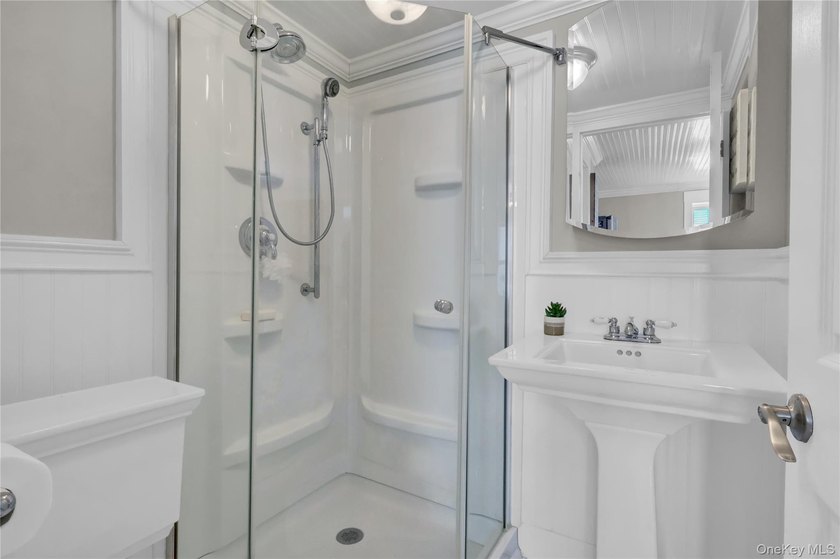 Welcome to this charming and beautifully maintained Colonial - photo 22